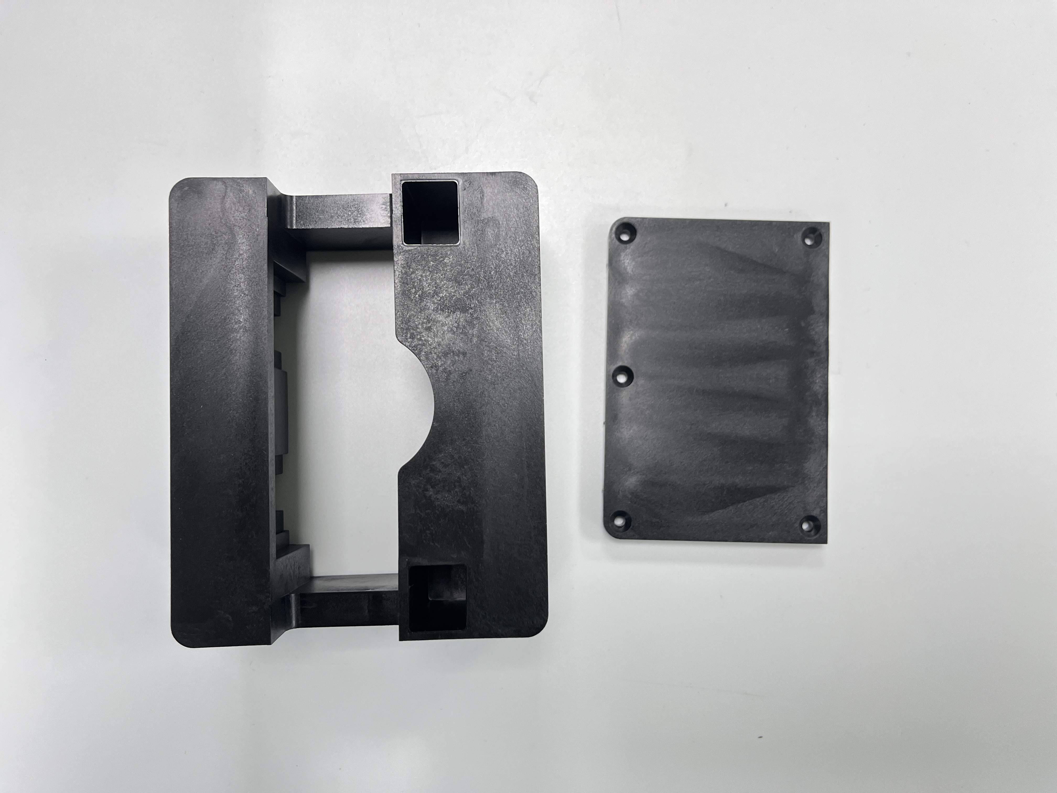 Zähmung zweier gängiger Spritzguss-Dämonen: Farbstreifen und Oberflächenkratzer