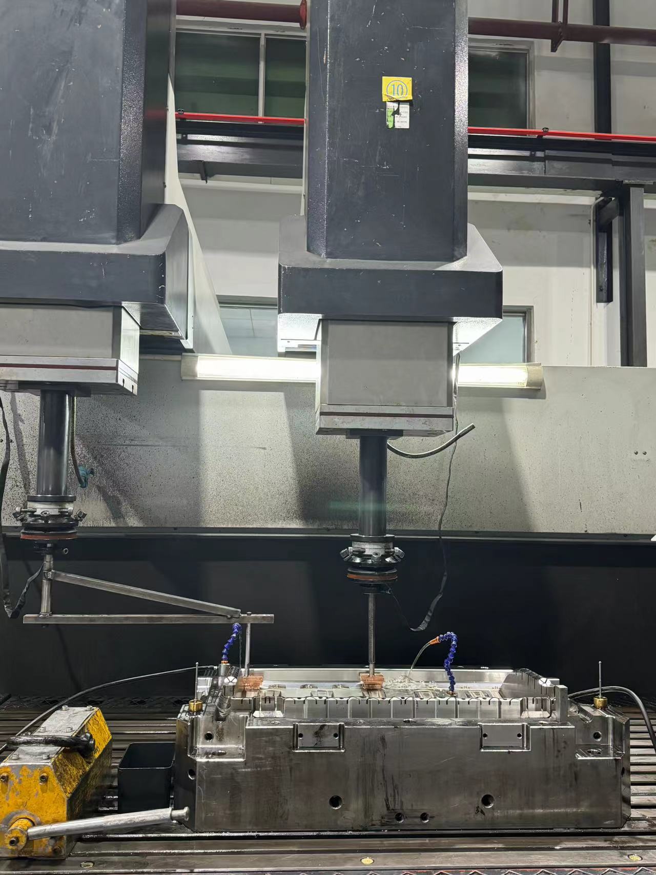 Schimmel -EDM -Maschinig 