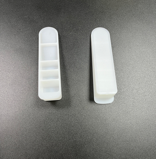 Aufbewahrungsbehälter aus Kunststoffspritzguss mit getrennten Fächern und vertikalen Streifen in Weiß