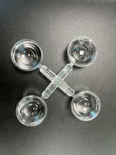 Spritzgussform für transparente optische Komponenten mit vier kreisförmigen linsenförmigen Bechern